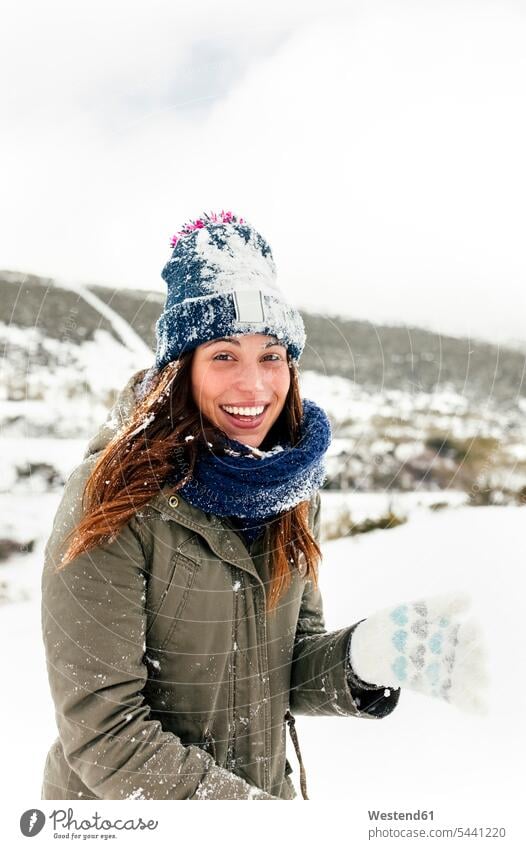 Porträt einer schönen, schneebedeckten Frau lachen Schnee Winter winterlich Winterzeit positiv Emotion Gefühl Empfindung Emotionen Gefühle fühlen Empfindungen