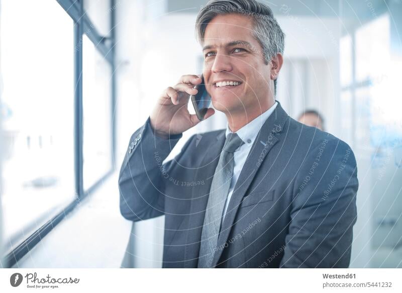 Geschäftsmann im Büro telefoniert Office Büros Erfolg Erfolge erfolgreich freundlich nett Smartphone iPhone Smartphones telefonieren anrufen Anruf telephonieren