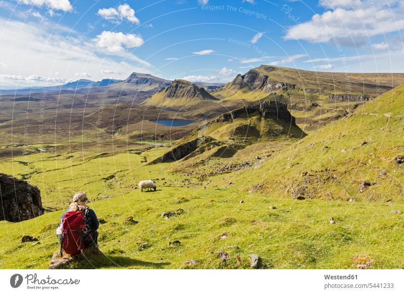 UK, Schottland, Innere Hebriden, Isle of Skye, Trotternish, Quiraing, Wanderer mit Blick auf Loch Cleat See Seen ländliches Motiv nicht städtisch Tourist