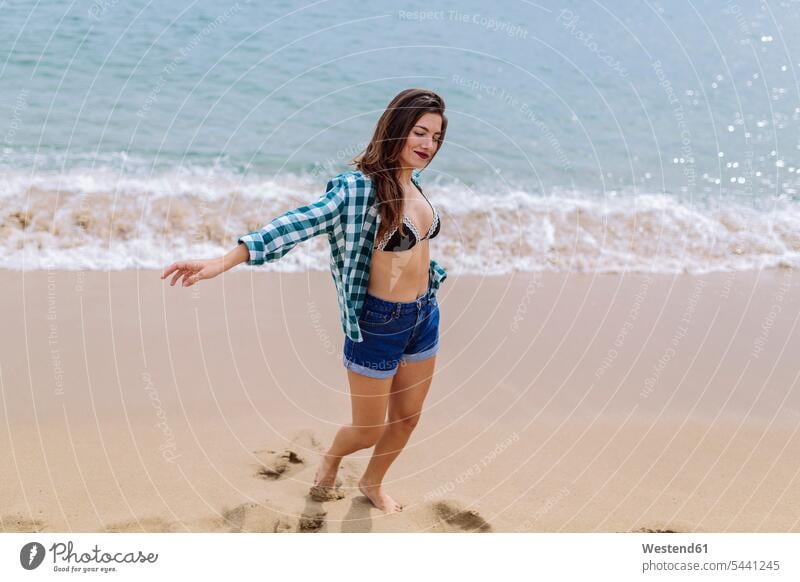 Junge Frau genießt den Strand jung drehen weiblich Frauen attraktiv schoen gut aussehend schön Attraktivität gutaussehend hübsch Urlaub Ferien Beach Straende