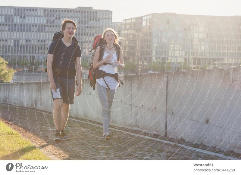 Deutschland, Berlin, Junges Paar reist mit Rucksäcken nach Berlin Sightseeing Besichtigung besichtigen Besichtigungen Reisende Reisender Teenager Jugendlicher