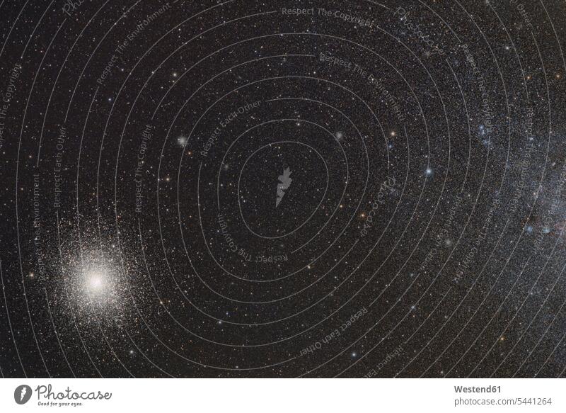 Namibia, Region Khomas, in der Nähe von Uhlenhorst, Astrofoto des Kugelsternhaufens 47 Tuc (NGC 104) und seiner Nachbarspiralgalaxie Kleine Magellansche Wolke (SMC, NGC 292) mit einem Teleskop