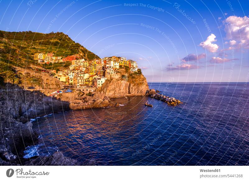 Italien, Ligurien, Cinque Terre, Manarola bei Sonnenuntergang Küste Küstenlandschaft Architektur Baukunst Sonnenlicht Wohnen Steilküste Steilkueste Steilkuesten