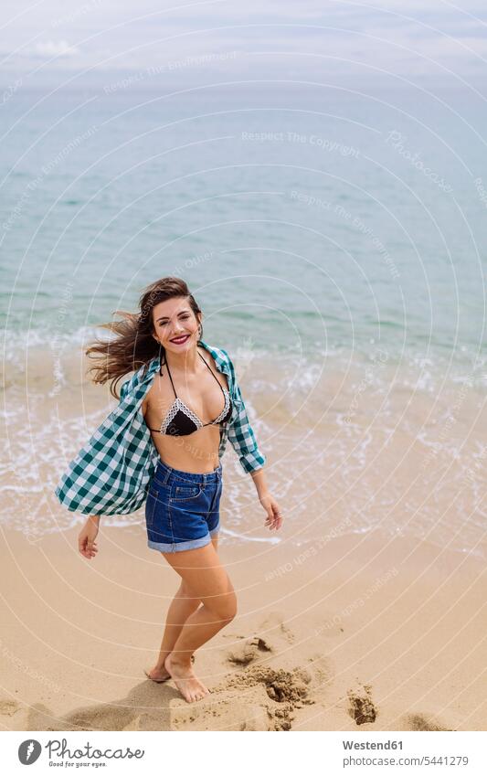 Junge Frau genießt den Strand drehen jung attraktiv schoen gut aussehend schön Attraktivität gutaussehend hübsch weiblich Frauen Urlaub Ferien Beach Straende