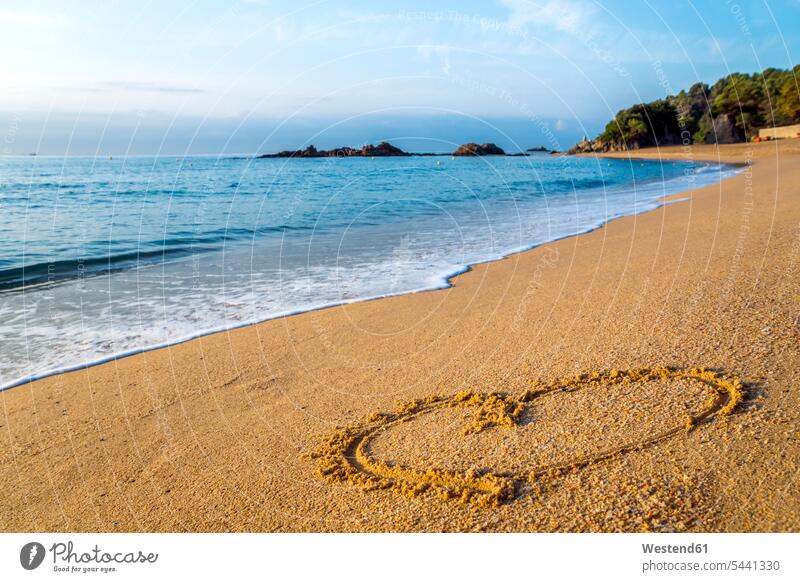 Spanien, Katalonien, Lloret de Mar, Herz am Strand gezeichnet Ferien Urlaub Natur Welle Wellen Außenaufnahme draußen im Freien Beach Straende Strände Beaches