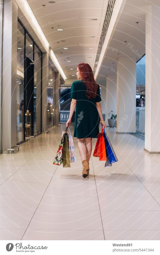 Junge Frau mit Einkaufstaschen Kundin einkaufen Einkaufen shoppen shopping Innenaufnahme drinnen Innenaufnahmen Einkaufsbummel Kunde Kunden Kundschaft Mensch