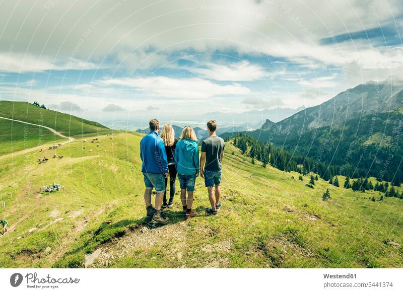 Deutschland, Bayern, Pfronten, Familie geniesst die Aussicht auf die Alpweide bei Aggenstein stehen stehend steht Familien Ausblick Ansicht Überblick Mensch