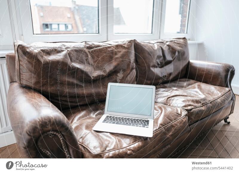 Laptop auf der Couch Notebook Laptops Notebooks Computer Rechner Business Geschäftsleben Geschäftswelt geschäftlich Deutschland Büro Office Büros Ledersofa