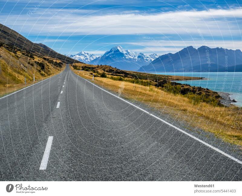Neuseeland, Südinsel, leere Straße mit dem Aoraki Mount Cook und dem Pukaki-See im Hintergrund Berg Berge ländliches Motiv nicht städtisch Lake Pukaki