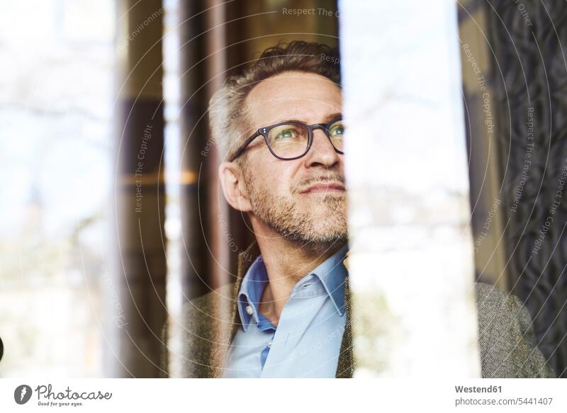 Porträt eines Geschäftsmannes, der in die Ferne schaut Mann Männer männlich Erwachsener erwachsen Mensch Menschen Leute People Personen Brille Brillen