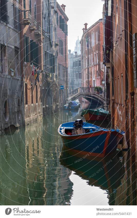 Italien, Venedig, Boot auf dem Kanal Stimmung stimmungsvoll Architektur Baukunst Stadt staedtisch städtisch Wasser Boote UNESCO-Weltkulturerbe