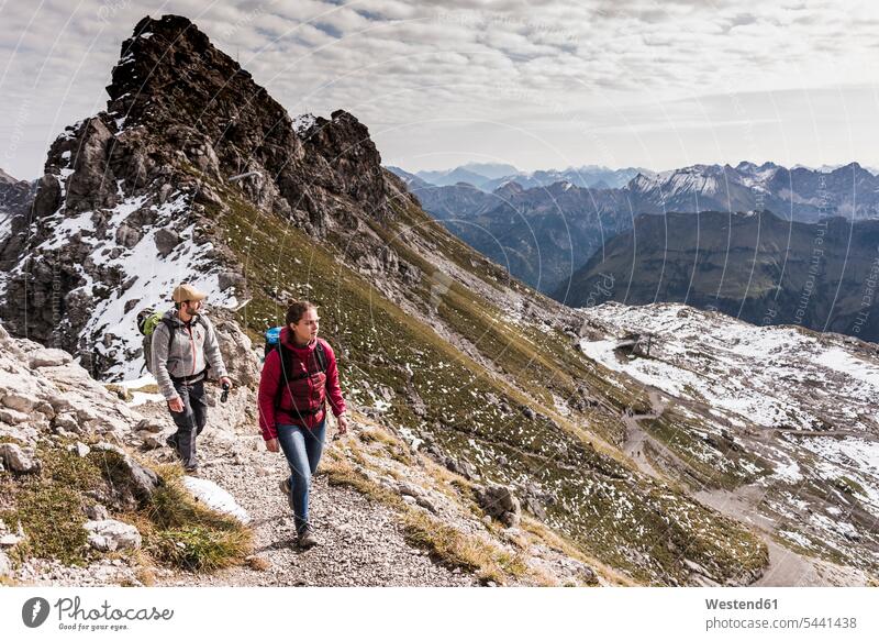 Deutschland, Bayern, Oberstdorf, zwei Wanderer wandern in alpiner Landschaft Gebirge Berglandschaft Gebirgslandschaft Gebirgskette Gebirgszug Berge gehen gehend