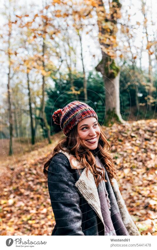 Porträt einer schönen glücklichen Frau in einem herbstlichen Wald Glück glücklich sein glücklichsein Herbst weiblich Frauen Portrait Porträts Portraits Forst