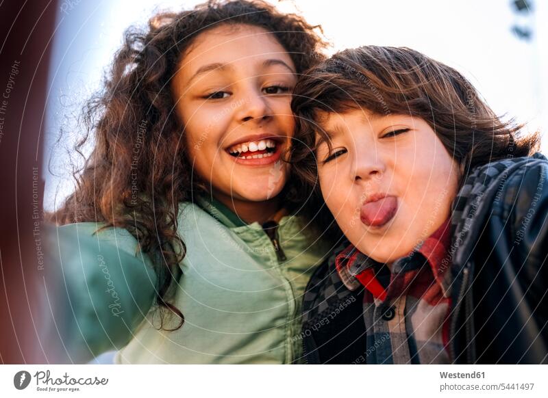 Porträt von zwei Kindern, die ein Selfie machen Freunde Selfies Portrait Porträts Portraits Freundschaft Kameradschaft Kids frech Frechheit fotografieren Mensch