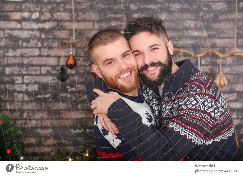 Porträt eines glücklichen schwulen Paares bei der Umarmung zu Weihnachten Schwules Paar Schwuler Portrait Porträts Portraits Christmas X-Mas X mas
