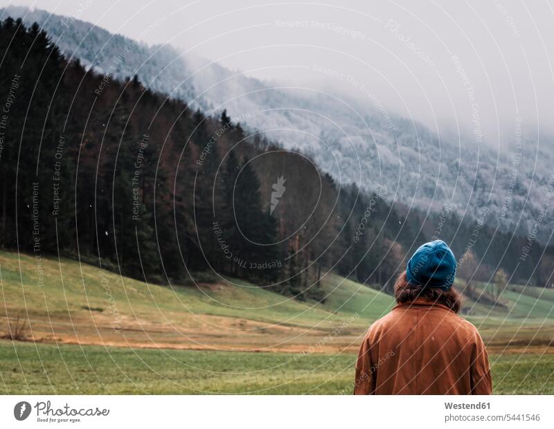 Österreich, Mondsee, Rückenansicht eines jungen Mannes Männer männlich Erwachsener erwachsen Mensch Menschen Leute People Personen betrachten betrachtend Natur