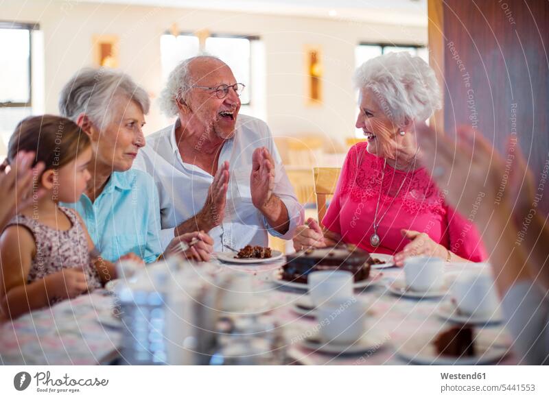 Großeltern, die mit ihrer Enkelin Geburtstag feiern Grosseltern Familie Familien Mensch Menschen Leute People Personen Südafrika 2-3 Jahre 2 bis 3 Jahre