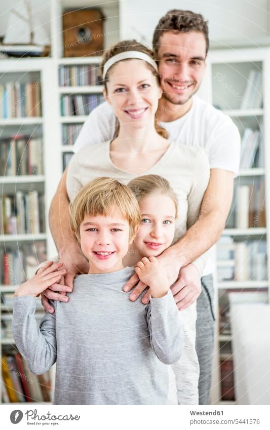 Porträt einer aktiven Familie zu Hause sportlich lächeln Zuhause daheim Familien Sport Mensch Menschen Leute People Personen beide Eltern beide Elternteile