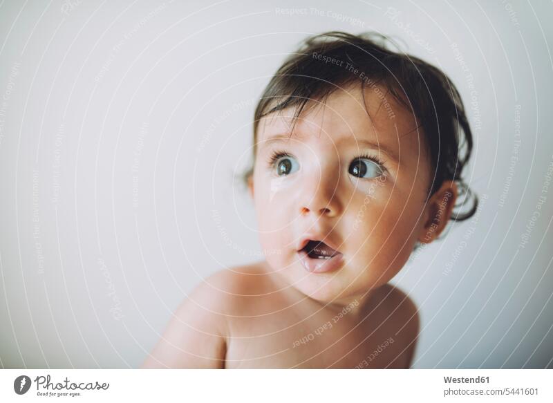 Überraschtes kleines Mädchen auf weißem Hintergrund überrascht erstaunt verwundert verblüfft staunen erstaunen Baby Babies Babys Säuglinge Kind Kinder Portrait