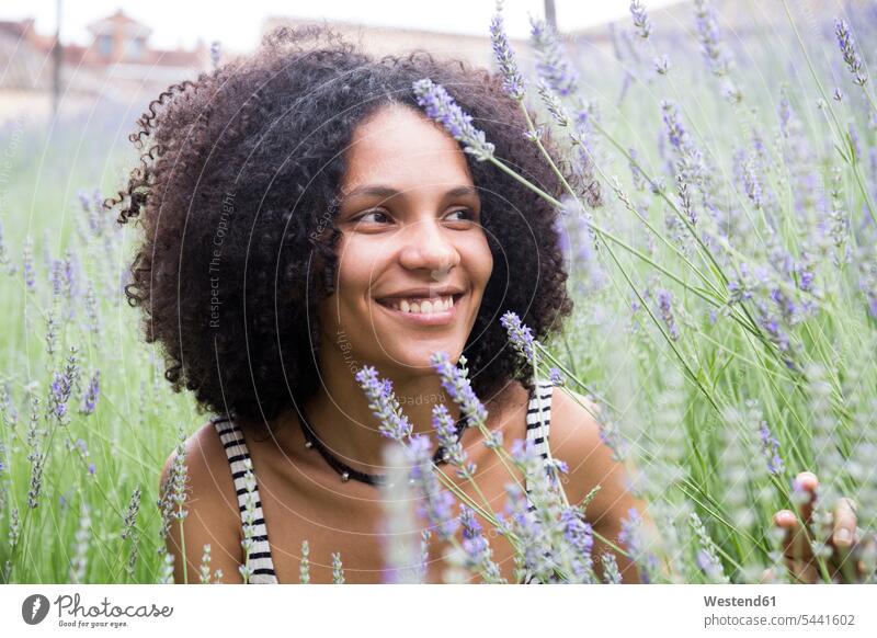 Porträt einer glücklichen Frau im Lavendelfeld Portrait Porträts Portraits Lavandula weiblich Frauen Blume Blumen Blüte Pflanze Pflanzenwelt Flora Erwachsener