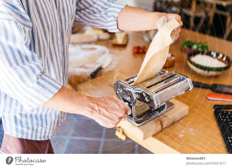 Frau beim Teigausrollen mit Nudelmaschine, Teilansicht Hand Hände zubereiten kochen Essen zubereiten Pasta Mensch Menschen Leute People Personen Zubereitung