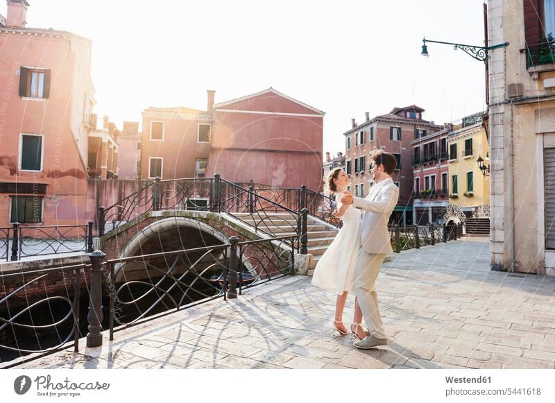 Italien, Venedig, tanzendes Brautpaar bei Sonnenaufgang Paar Pärchen Paare Partnerschaft Mensch Menschen Leute People Personen Liebespaar Liebespaare