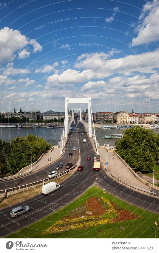 Ungarn, Budapest, Stadtbild mit Elisabeth-Brücke über die Donau Hauptstadt Hauptstaedte Hauptstädte Bruecken Brücken Straßenverkehr Strassenverkehr Verbindung