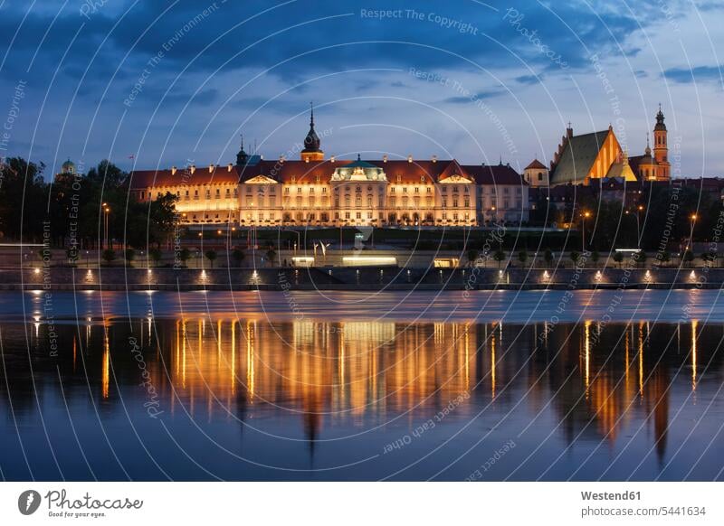 Polen, Warschau, Königsschloss und Altstadtsilhouette in der Abenddämmerung, Reflexion über die Weichsel beleuchtet Beleuchtung Wasserspiegelung