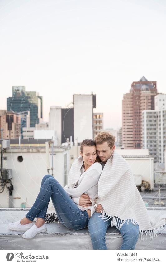 Romantisches Paar sitzt auf der Dachterrasse und genießt die Aussicht Dachterrassen glücklich Glück glücklich sein glücklichsein flirten Flirt sitzen sitzend