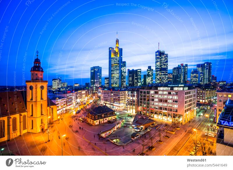 Deutschland, Hessen, Frankfurt, Hauptwache, Skyline, blaue Stunde beleuchtet Beleuchtung Bankgebäude Bankgebaeude Banken Außenaufnahme draußen im Freien