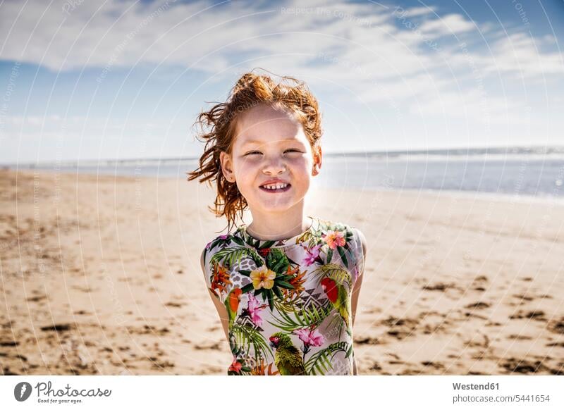 Niederlande, Zandvoort, Porträt eines rothaarigen Mädchens am Strand lächeln Portrait Porträts Portraits rote Haare rotes Haar rothaariger rothaariges Beach