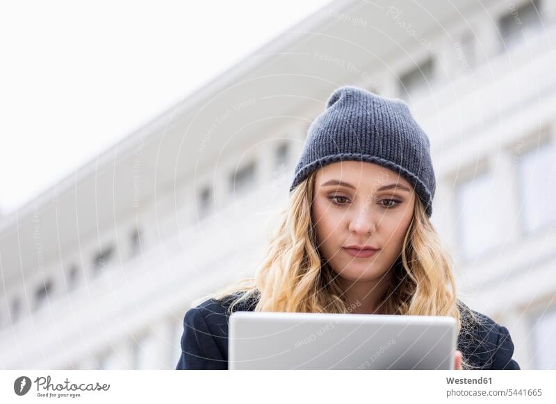 Porträt einer jungen Frau mit Tablette im Freien Portrait Porträts Portraits Tablet Computer Tablet-PC Tablet PC iPad Tablet-Computer benutzen benützen weiblich