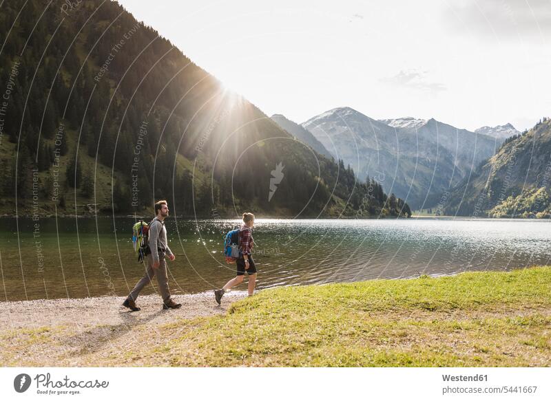 Österreich, Tirol, junges Paar beim Wandern am Bergsee Bergseen See Seen wandern Wanderung Pärchen Paare Partnerschaft Berge Gewässer Wasser Mensch Menschen