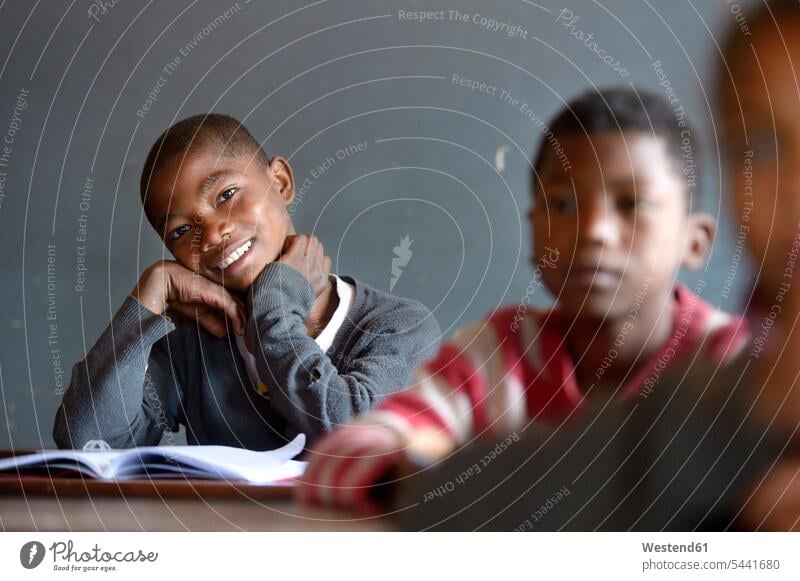 Madagaskar, Schüler in der Grundschule von Fianarantsoa Schwarzer Afrikanisch Farbige Afrikanische Abstammung dunkelhäutig Farbiger drei Personen drei Menschen