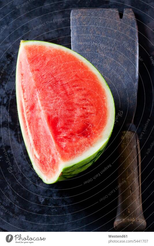 Wassermelone auf einem alten Hackebeil Hackmesser Hackbeil Hackbeile Studioaufnahme Studioaufnahmen Gesunde Ernährung Ernaehrung Gesunde Ernaehrung Gesundheit