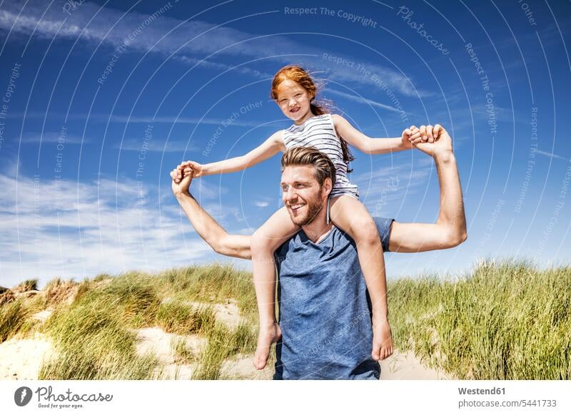 Niederlande, Zandvoort, Vater trägt Tochter auf den Schultern in Stranddünen Beach Straende Strände Beaches Töchter glücklich Glück glücklich sein glücklichsein