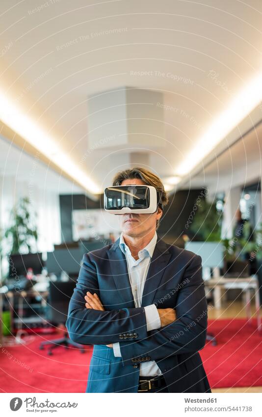 Geschäftsmann mit VR-Brille im Büro Office Büros Virtuelle Realität Virtuelle Realitaet Virtual Reality Brille Virtual-Reality-Brille Virtual Reality-Brille
