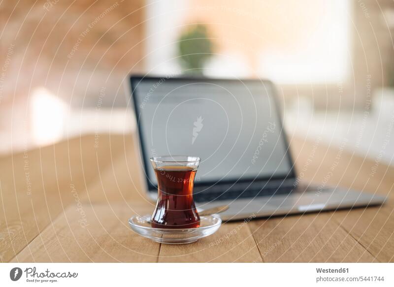 Türkischer Tee und Laptop auf dem Tisch Tees Büro Office Büros Notebook Laptops Notebooks Getränk Getraenk Getränke Getraenke Food and Drink Lebensmittel