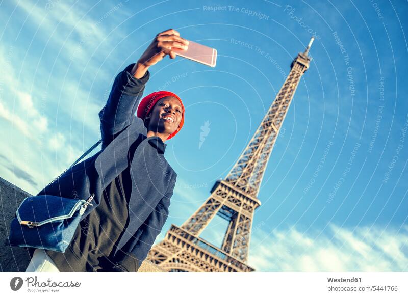 Frankreich, Paris, junge Frau macht Selfie vor dem Eiffelturm Selfies weiblich Frauen Ile-de-France Erwachsener erwachsen Mensch Menschen Leute People Personen