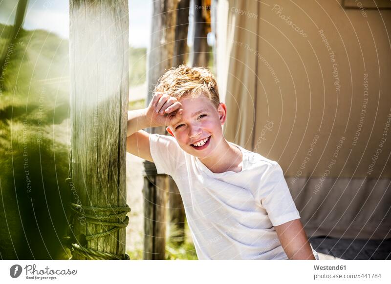 Porträt eines glücklichen Jungen auf dem Campingplatz Buben Knabe Knaben männlich lächeln Campingplaetze Campingplätze entspannt entspanntheit relaxt Kind