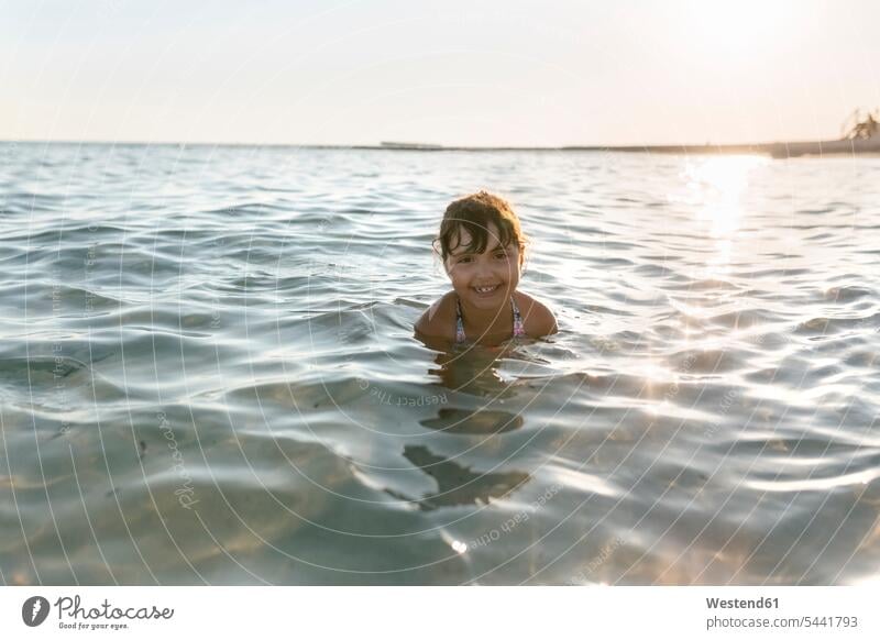 Spanien, Menorca, Mädchen schwimmt im Meer weiblich lächeln schwimmen Meere Kind Kinder Kids Mensch Menschen Leute People Personen Gewässer Wasser Urlaub Ferien