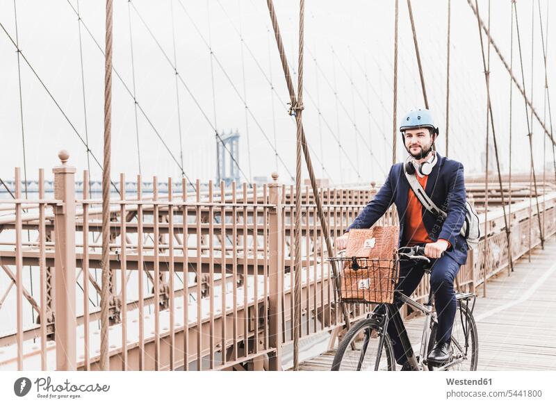 USA, New York City, Mann auf dem Fahrrad auf der Brooklyn Bridge Bikes Fahrräder Räder Rad New York State Brücke Bruecken Brücken Männer männlich Raeder