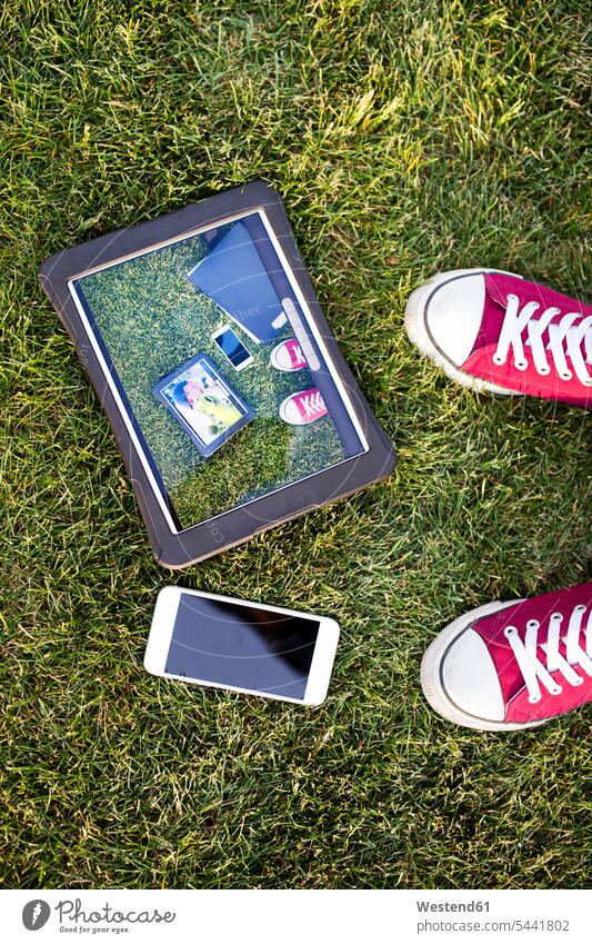 Smartphone, Tablet mit Fotografie und Füßen im Gras Tablet Computer Tablet-PC Tablet PC iPad Tablet-Computer Fuß Fuss Rechner Mensch Menschen Leute People