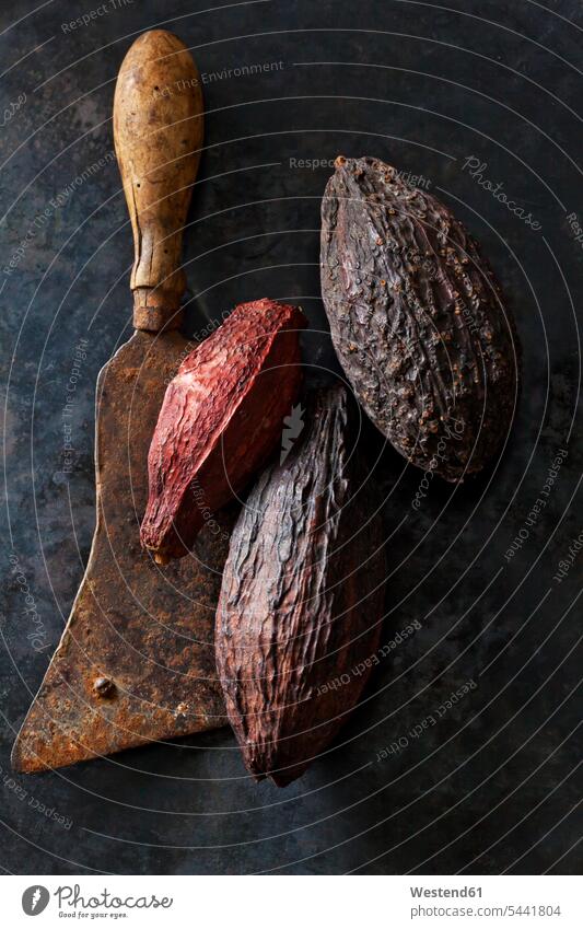 Kakaofrucht auf einem alten Hackebeil Draufsicht Vogelperspektive von oben Aufsicht altes alter Stillleben Stillife still life Stills Stilleben Superfood