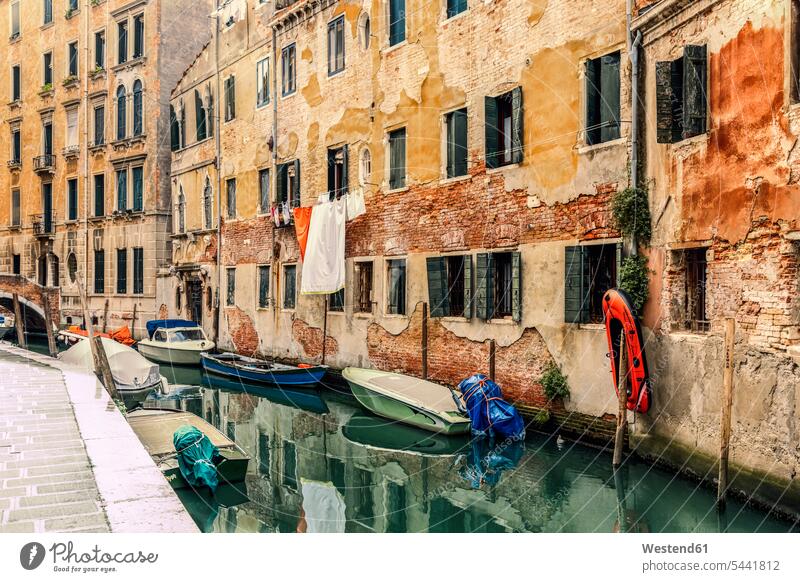 Italien, Venedig, Gasse und Boote am Kanal Fenster Kanaele Kanäle Verfall Zerfall verfallen heruntergekommen Weltkulturerbe Städtereise City Trip Kurztripp