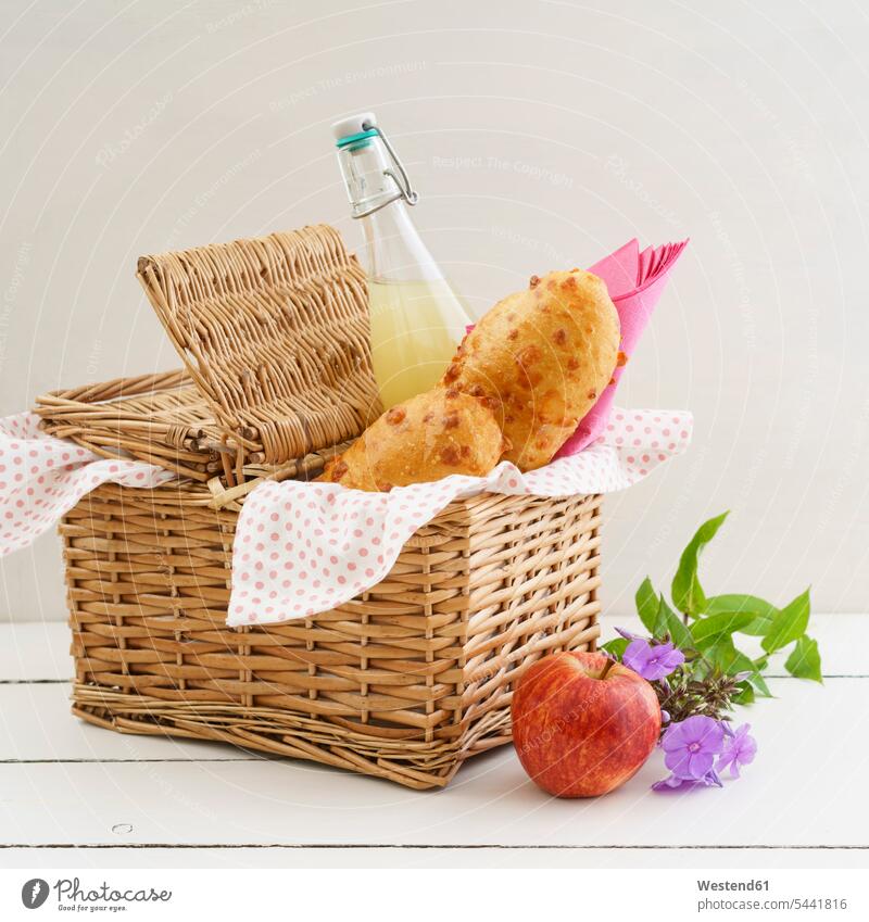 Picknickkorb mit Käsebaguette und Fruchtsaft Food and Drink Lebensmittel Essen und Trinken Nahrungsmittel Blume Blumen Blüte Weidenkorb Weidenkörbe Weidenkoerbe
