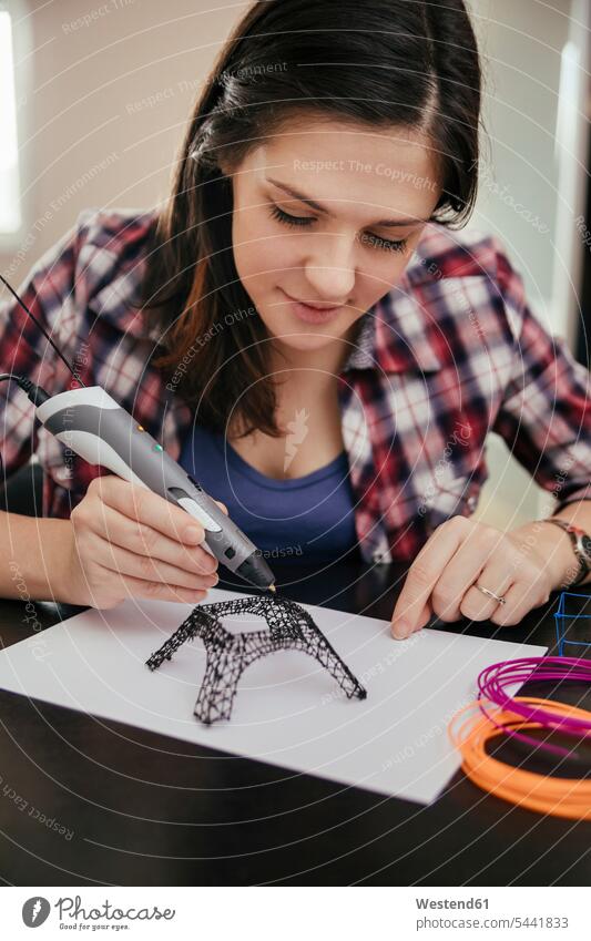 Junge Frau zeichnet Eiffelturm mit 3D-Stift weiblich Frauen dreidimensional 3-D 3-d 3D-Drucker 3D Drucker zeichnen Zeichnung Stifte Erwachsener erwachsen Mensch