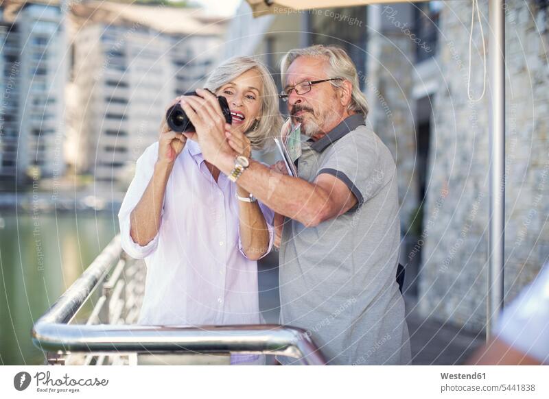 Älteres Ehepaar macht eine Städtereise, macht Fotos Paar Pärchen Paare Partnerschaft fotografieren City Trip Kurztripp City Break glücklich Glück glücklich sein