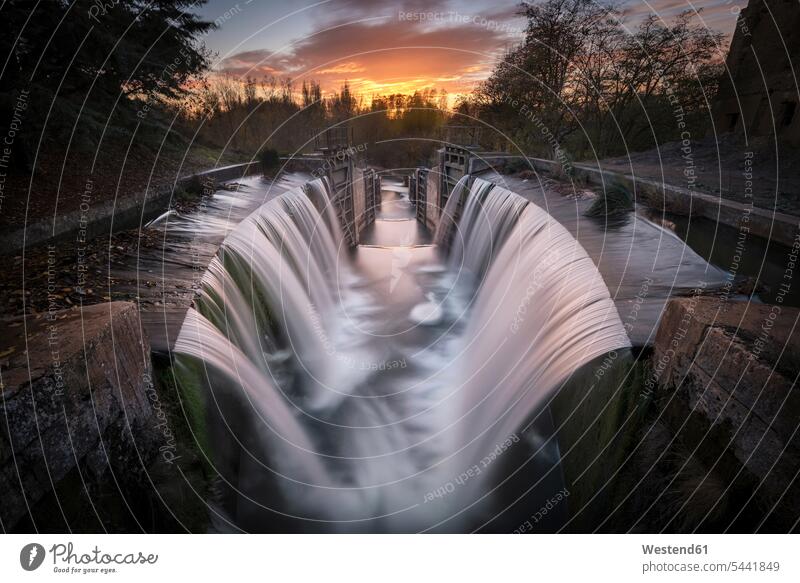 Spanien, Palencia, Canal de Castilla, Wasserfall, lange Exposition bei Sonnenuntergang Bewegung sich bewegen Abendlicht abendliches Licht fließen fliessen