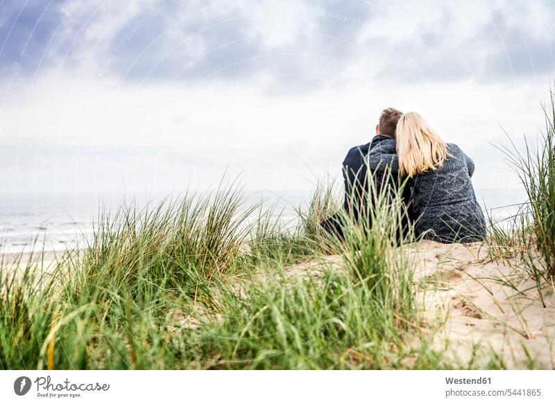 In den Dünen sitzendes Ehepaar Paar Pärchen Paare Partnerschaft Strand Beach Straende Strände Beaches entspannt entspanntheit relaxt sitzt Sanddüne Sanddünen